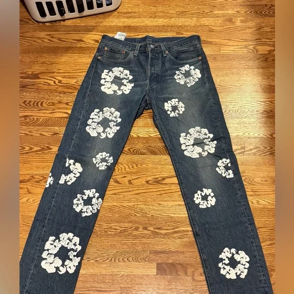 Levi's Dark Blue Denim tears “dark wash” - Picture 1 of 6